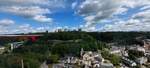 Blick von der oberen Plattform beim Panorama-Lift aus dem Pfaffenthal in �stlicher Richtung auf das Pfaffental mit einen Teil der Festungsmauern und die Hochh�user auf dem Kirchberg in der Luxemburg. 09.2025