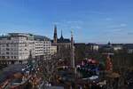 Blick vom Riesenrad auf den Weihnachtsmarkt, bei der  G�lle Fra , auf der Place de la Conststitution in der Stadt Luxemburg. 12.2025