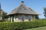 Ein sch�nes mit Ried bedecktes Haus am Stra�enrand in Noord Brabant.