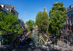 Blick von einer Brücke auf die Oudegracht in Utrecht am 29 April 2025. Hinten rechts erkennt man den Turm des Doms.

Die Oudegracht ist der berühmteste Kanal der niederländischen Stadt Utrecht. Der etwa zwei Kilometer lange Kanal kann als Verbindungsstück zwischen dem Kromme Rijn und der Vecht angesehen werden und durchschneidet die gesamte Innenstadt von Süden nach Norden. Seit Jahrhunderten ist sie die Hauptschlagader der Stadt. Das System der Kais und Kaikeller (heute teils mit Cafés und Restaurants) der Utrechter Oude- und Nieuwegracht ist in dieser Größenordnung weltweit einzigartig. So ist für uns Utrecht genau schön wie Amsterdam, aber nicht so überlaufen. 
