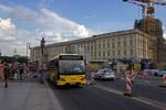 Vor der Kulisse des Berliner Stadtschlosses fhrt der VDL Wagen 2464 als Linie 245 in Richtung Zoologischer Garten.