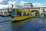 Wagen 8015 unterquert die ehemalige Eisenbahnstrecke, die heute den Ruhrgebiets-Radschnellweg bildet und wird in Krze die zentrale Umsteigestation Stadtmitte erreichen.