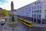 Vom Viadukt der frheren Rheinischen Bahnstrecke in Mlheim bietet sich dieser Blick in die Innenstadt. Am Nachmittag des 02.10.19 rollt Wagen 8001 in Richtung Hauptfriedhof.