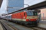 Im Bahnhof von Linz hatte ich das Glück die Lok  1144 092-4 in einem seltenen Farbkleid abzulichten.