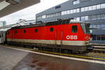 Der Rupert, die ÖBB 1144 120 „Rupert“ (A-ÖBB 91 81 1144 120-3), ex 1044 120-2, steht am 11.09.2022 im Hbf Salzburg, mit dem REX 3 (City Shuttle) nach Wörgl Hbf, zur Abfahrt