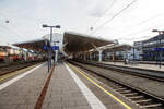 Der Salzburg Hauptbahnhof vom Bahnsteig 6/7 am 12.09.2022 in Richtung Mnchen gesehen. 