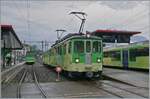 Der TPC A-L BDeh 4/4 301 mit Bt, abfahrbreit nach Leysin und im Hintergrund der ausser Takt angekommene BDeh 4/4 313 mit Bt, der nun im Bahnhof von Aigle abgestellt ist. 

21. Juli 2024