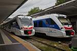 In Trieste stehen diese beiden Triebzüge ETR 563 & 564, zur abfahrt bereit am Bahnsteig. 05.05.2025 Vom ETR 563 wurden 8 Einheiten mit 5 Wagen für Italien gebaut welche 2015 in Betrieb genommen wurden
Später folgten noch 4 Einheiten d ...