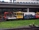 Der tschechische Schwerlastkleinwagen mit Kran MUV 77 – 009 (CZ-SŽCZ 99 54 9628 799-7, ex CZ-SŽDC 99 54 9628 799-7) der Správa železnic steht am 24.11.2022 bei Praha-Smichov.