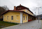 Der schöne Bahnhof Bečov nad Teplou (Petschau) der Bahnstrecke Mariánské Lázně–Karlovy Vary (Marienbad–Karlsbad) – SŽDC 149 und Anfangs- bzw.