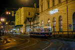 Triebwagen 5573, das T3 Coupé, der Verkehrsgesellschaft der Hauptstadt Prag (DPP - Dopravní podnik hlavního města Prahy a.s.) fährt am Abend des 22.11.2022 über die