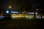 praha-hlavn-ndra-prag-hbf/795184/am-fruehen-morgen-des-24112022-der Am frühen Morgen des 24.11.2022 der Eingang zum  Prager Hauptbahnhof (Praha hlavni nadrazi) kommt in Sicht.