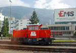 Aus dem Zug heraus, die Tm 237 932-9 (98 85 5237 932-9 CH-EMSCH) der EMS-Chemie AG rangiert am 12.09.2017 in Domat/Ems (Schweiz).