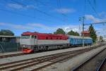 T478-2006 rangiert mit ein Schlafwagen in Benesov u Prahy am Morgen von 21 September 2026. Der �berbringungszug mit6 u.A. ex-DR 142 001, EBS 132 334, DFF 241A65 und 41 1144 ist dann vor wenige Minuten nach Praha und Decin abfgefahren, womit das Nachs ...