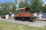 diverse-normalspur/800403/cd-rangierlok-799-019-hat-mit CD Rangierlok 799 019 hat mit Aufkleber eine Quasi-Holzaufbau bekommen und steht am 12 Juni 2022 ins Eisenbahnmuseum Luzna u Rakovnika.