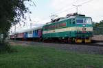 br-162-163-ex-268sd-e-4993/391118/elektrolokomotiven-in-polen-von-der-pkp ELEKTROLOKOMOTIVEN IN POLEN VON DER P.K.P AUSGELAGERTEN PRZEWOZY REGIONALE:
Im Rollmaterialbestand der PRZEWOZY REGIONALE befinden sich auch einige aus Tschechien angemitete Lokomotiven der Baureihe 163, die auf den Namen von Frauen getauft worden sind. 163 046-6 'Kasia' mit polnischen Wagen bei WORCAW MIKOLAOW am 19. August 2014.
Foto: Walter Ruetsch