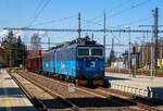 Am Zugschluss des gemischten Gterzuges der   Tranzisto  742 300-7 der ČD Cargo am 19.04.2023 bei der Zugdurchfahrt Karlovy Vary (Karlsbad), die beiden „kalten“ elektrischen