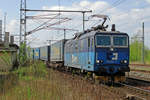  I feel blue  denkt CD 372 012 mit blauer LKW Walterzug in Pirna am 11 April 2014. Und der Himmel ist damit einverstanden...
