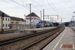 Bahnhof Attnang-Puchheim an der Westbahn (Bahnstrecke Wien – Linz – Salzburg) am 14 Januar 2025 in westlicher Blickrichtung. Gerade fährt die ČD Cargo 383 009-8 mit einem Kesselwagenzug durch. 