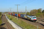 Mit dem Containerzug DGS 43317 Hamburg - Prag fuhr die Metrans-Werbelok 386 020 am Morgen des 30.04.2017 aus Richtung Salzwedel kommend durch Stendal.