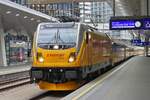 E-Lok 8388 227, von RegioJet Pool a.s., f�hrt mit ihrem Zug in den Hauptbahnhof von Wien ein.