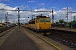 Wenige Minuten nach dem subventionierten RegioJet-Fernverkehr in Form des Rychlik nach Brno folgt nur der eigenwirtschaftlich betriebene Zug nach Praha, hier in Form von RGJ 1014 mit 162 116 an der Zugspitze.