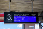 Zugzielanzeiger am Gleis 3 (Kolej) im Bahnhof Karlovy Vary (Karlsbad) am 19.04.2023.
