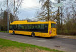 Der O-Bus Nr. 61 der MĚSTSKÁ DOPRAVA Mariánské Lázně s.r.o. (MDML) hat am 20.04.2023 als Linie 7 in Marienbad (Mariánské Lázně) die Endstation Úšovice, Antoníčkův pramen. Da wir in die falsche Richtung eingestiegen sind müssen wir nun auf einen Bus für die Gegenrichtung warten. Der Oberleitungsbus ist ein SOR City TNB 12 mit Ausrüstung von Škoda (bzw. Škoda 30Tr), ein Voll-Niederflur-OBus mit Batterie-Hilfsantrieb, des Betreibers MĚSTSKÁ DOPRAVA Mariánské Lázně s.r.o. (MDML).

Der Oberleitungsbus Marienbad ist das Oberleitungsbus-System der tschechischen Kurstadt Marienbad (Mariánské Lázně). Es ging im April 1952 in Betrieb und ersetzte damals die 1902 eröffnete Straßenbahn Marienbad. Mit vier Linien, 27 Haltestellen und neun Wagen betreibt das Verkehrsunternehmen Městská doprava Mariánské Lázně s.r.o. (MDML), heute das kleinste tschechische Oberleitungsbusnetz. Die Gesellschaft ist auch für die drei Linien des örtlichen Stadtbusverkehrs zuständig.

Seit Mitte der 1990er Jahre wurde über eine Einstellung des O-Busbetriebs diskutiert. Im Jahr 2013 wurde vereinbart, die Investitionen zu reduzieren und den Betrieb im Jahr 2017 einzustellen und durch Batteriebusse beziehungsweise Dieselbusse zu ersetzen. Doch zu Glück wurde im März 2016 wiederum beschlossen, den O-Busbetrieb zu modernisieren und langfristig aufrechtzuerhalten. Der Grund ist die meist negative Erfahrung mit Batteriebussen in anderen Städten, gleichzeitig soll auf einen elektrischen Betrieb nicht verzichtet werden, da es sich um einen Kurort handelt und somit die Luftverschmutzung so gering wie möglich ausfallen soll.

DATEN des Netzes:
Stromsystem: 600 V =
Betreiber: Městská dopravy Mariánské Lázně
Linien: 4
Haltestellen: 27

TECHNISCH DATEN der Busse.
Hersteller: SOR Libchavy spol. s r. o. (Karosserie), Škoda Electric (Elektirk)
Typ: SOR City TNB 12 mit Ausrüstung von Škoda (bzw. Škoda 30Tr)
Baujahr: 2020
Anzahl im Einsatz: 8
Länge: 12 .180 mm
Breite: 2.550 mm
Höhe: 3.400 mm
Gewicht: 12.000 kg
Höchstgeschwindigkeit: 65 km/h
Leistung: 160 kW
Motor: Škoda 4ML 3444 K/4
Stromsystem: 600 V =
Besonderheit: Batterie-Hilfsantrieb
Platzkapazität: 104 (gesamt)
Niederfluranteil: 100 %
Anzahl der Türen: 3

