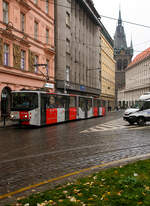 Straßenbahn Prag, der dreiteilige achtachsiger Zweirichtungs-Gelenktriebwagen mit Niederflurmittelteil, DPP 9053, ein Tatra KT8D5.RN2P, am 23.11.2022, als Linie 5, auf der Senová¸né náměstí Prag.
