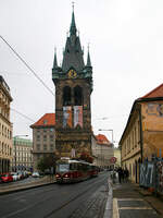 Straßenbahn Prag, der Triebwagen DPP 8266 (ein ČKD Tatra T3R.PLF), gekuppelt mit dem Triebwagen DPP 8571 (ein ČKD Tatra T3R.P) am 23.11.2022, als Linie 6, auf der Senovážné náměstí Prag, beim Heinrichsturm.

Der Heinrichsturm im Hintergrund (tschechisch Jindřišská věž) ist ein Glockenturm in der Prager Neustadt in gotischem Baustil. Der Turm hat eine Höhe von 67,7 Metern und wurde von 1472 bis 1475 erbaut. Er ist ein alleinstehender Turm, der neben der Kirche St. Heinrich und Kunigunde steht. Er diente dieser Kirche als Glockenturm. Im Laufe der Jahre fand jedoch eine Loslösung aus der kirchlichen Nutzung statt. Im Turm gibt es ein Glockenspiel mit zehn Glocken, das nur innerhalb des Turmes hörbar ist. Heute befinden sich im Turm mehrere Restaurants und Cafés sowie eine Galerie.

