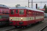 CSD 830 110 steht am grauen Morgen von Samstag 19 September 2026 in Benesov u Prahy um einige Sonderfahrten zwischen Benesov u Prahy und Postupice zu machen w�hrend STEAM57, das -vielleicht letzte in Benesov u Prahy-  organisiertes Museumszugspektakel der �berklasse. Rail Systems hat einige altere Tschechische Fahrzeuge �bernommen und in Sonderzugdienst eingesetzt. Eigentlich h�tte der Komarek Dampftriebwagen M124.001 vons technisches Nationalmuseum in Prag diese Fahrten machen sollen, aber am letzten Moment sagte das NTM ab  -und RS war dabei um die Reisenden doch zumindestens etwas zu bieten.