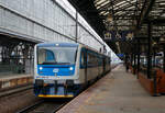 Der RegioNova „Trio“ 814 201-0 / 014 0xx / 814 202-9 steht am 23.11.2022 als Regionalzug im Hauptbahnhof Prag (Praha hlavní nádra¸í) zur Abfahrt bereit.