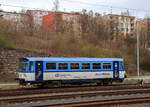 Die zur „RegioMouse“ modernisierte “Chcípák” (Brotbüchse), der zweiachsige Dieseltriebwagen ČD 810 548-6 (CZ-ČD 95 54 5 810 548-6), ex ČSD M 152.0548, ist am 18. April 2023 beim Bahnhof Karlovy Vary (Karlsbad oberer Bahnhof) abgestellt.