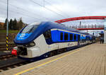 Der ČD „RegioShark“  844 005-9 (CZ-ČD 95 54 5 844 005-9), ein Dieseltriebzug vom Typ PESA LINK II, hat am 18 April 2023 als Os 17138 nach Nove Hamry (Neuhammer) den Bahnhof