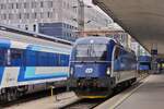 Nachdem die Wagen aus dem Gleis gezogen wurden, kann Lok 1216 952 aus dem Westbahnhof in Wien ausfahren.