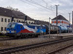 Die 383 009-8 (91 54 7383 009-8 CZ-CDC) der ČD Cargo a.s. (Praha/Prag) fährt am 14 Januar 2025, mit einem mit Diesel oder Heizöl beladenen Kesselwagenzug, durch den Bahnhof Attnang-Puchheim auf den Westbahn in östlicher Richtung. Die Siemens Vectron MS trägt hier Werbung 100 Jahre „1918 – 2018“ Tschechische Bahn bzw. (ursprünglichen) Tschechoslowakische Staatsbahnen. 

Die Multisystemlokomotive Siemens Vectron MS wurde 2018 von Siemens Mobilitiy in München-Allach unter der Fabriknummer 22461 gebaut. Sie wurde in der Variante A01-1d ausgeführt und hat so die Zulassung für Tschechien, Deutschland, Österreich, Slowakei, Polen, Ungarn und Rumänien (D / A / SK / PL / CZ / H + RO). So besitzt die Vectron Variante MS A01 folgende Zugsicherungssysteme: ETCS BaseLine 3, sowie für Deutschland (PZB90 / LZB80 (CIR-ELKE I)), für Österreich (ETCS Level 1 mit Euroloop, ETCS Level 2, PZB90 / LZB80), für Polen (SHP), Slowakei und Tschechien (LS (Mirel)), Ungarn (ETCS Level 1, EVM (Mirel)) und Rumänien (PZB90).