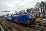 Die SIEMENS Vectron MS (X4E) - 193 901-6 (91 80 6193 901-6 D-SZDC) vom tschechischen Eisenbahninfrastrukturunternehmen Správa ¸eleznic (S´CZ) steht am 24.11.2022, mit dem Gleismesswagen CZ-SZCZ 99 54 93-62 005-9, bei Karl¨tejn (deutsch Karlstein, zum Bezirk Beroun). Die Vectron ist in Deutschland eingestellt und wird von der Správa ¸eleznic vorwiegend vor Messzügen eingesetzt. 

Die Siemens X4E bzw. Siemens Vectron MS wurde 2010, als eine der ersten neuen Produktfamilie Vectron, von Siemens Mobilitiy in München-Allach unter der Fabriknummer 21691 gebaut. Und vom Prüfcenter Wegberg-Wildenrath als 91 80 6193 901-6 D-PCW eingestellt. Für die Zulassungszwecke bekam sie alle wichtigen europäischen Zugbeinflussungssysteme eingebaut. Von 2014 war sie als Mietlok, oft für die Lokomotion Gesellschaft für Schienentraktion mbH in München unterwegs. Im August 2018 wurde sie Siemens Mobility GmbH als 91 80 6193 901-6 D-SIEAG eingestellt. 2021 wurde sie dann an das tschechische Eisenbahninfrastrukturunternehmen Správa ¸eleznic (S´CZ) verkauft, blieb aber in Deutschland eingestellt.

Die Vectron MS (Multi-System - High Power)  mit einer Leistung von 6.4 MW (unter Wechselstrom) mit einer zugelassenen Höchstgeschwindigkeit bis 200 km/h hat die Zulassungen für Deutschland, Österreich, Ungarn, Tschechien, Polen, Slowakei Rumänien (D/A/H/PL/CZ/SK/RO).