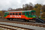 Zweiachsiger VT Beiwagen CZ-GWTR 50 54 24-29 424-5 der GW Train Regio a.s., zu Dieseltriebwagen (VT) der BR 816 (oder BR 810), abgestellt am 20.04.2023 im Bahnhof Bečov nad Teplou (Petschau).