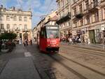 LKP (Львівське комунальне підприємство) LET (Lviv Elektro Trans) Strassenbahn 1139 Tatra KT4SU Baujahr 1988. Rynok Platz Lviv, Ukraine 06-08-2024.

LKP (Львівське комунальне підприємство) LET (Lviv Elektro Trans) tram 1139 Tatra KT4SU bouwjaar 1988. Rynokplein Lviv, Oekraine 06-08-2024.