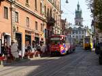 LKP Lviv Elektro Trans Strassenbahn 1107 Tatra KT4SU Baujahr 1987. Katedralna Platz, Lviv 29-08-2019.
LKP Lviv Elektro Trans tram 1107 Tatra KT4SU bouwjaar 1987. Katedralna plein, Lviv 29-08-2019.