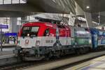 Ungarische Lok 0470 007-0, steht mit ihrem Zug im Hauptbahnhof von Wien.