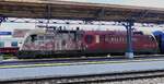 E-Lok 0470 004-7 wird in K�rze mit ihrem Zug den Bahnhof von Budapest Keleti verlassen.