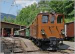 Die Bernina Bahn RhB Ge 4/4 81 der Blonay-Chamby Bahn ranigert in Chaulin einen langen Reisezug.