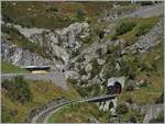 Die DFB (Dampfbahn Furka Bergstrecke) HG 4/4 704 verlässt mit ihrem Dampfzug 133 den 548 Meter langen Kehrtunnel  Gletsch  und überbrückt unmittelbar darauf die noch junge Rhone.