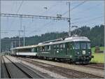 Überraschung: Vom Bodensee kommend (Rorschach) erreicht der VH-MThB ABDe 4/4 N° 12 mit dem 'Bodan'-Salon-Wagen und dem VH-MThB BDt Sumiswald-Grünen.

15. Juni 2025