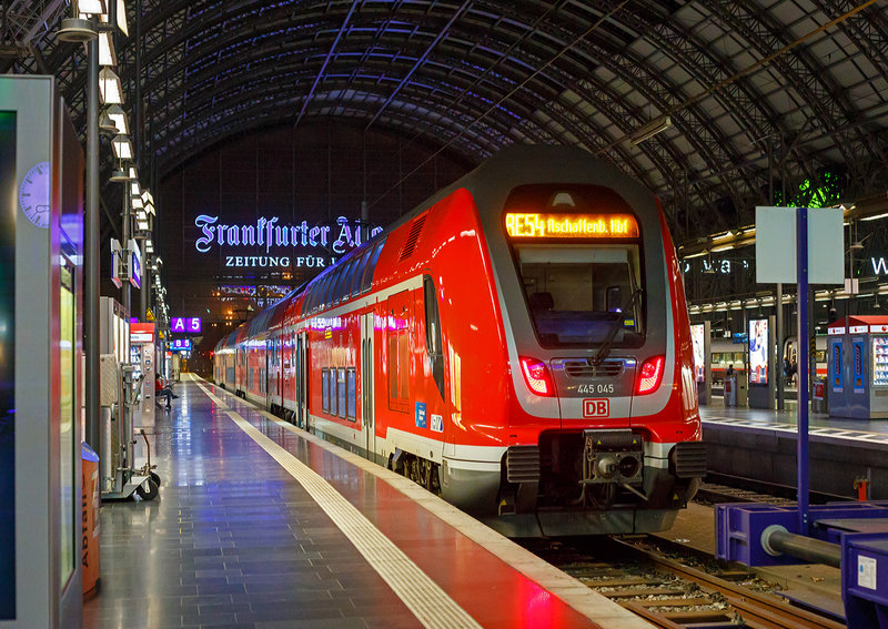 Vierteilige Bombardier TWINDEXX-Einheit, mit dem Triebwagen 445