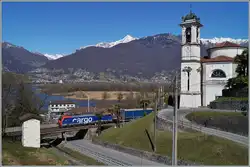 Bei Magadino ist eine SBB Re 474 mit einem Güterzug Richtung Luino unterwegs.