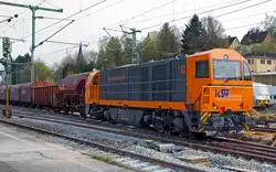 Im neuen Farbkleid ist die MaK G 2000 BB (Lok 43) der KSW (Kreisbahn Siegen-Wittgenstein), hier am 31.03.2014 kommt sie gerade mit ihrem Übergabezug aus Herdorf im Bahnhof Betzdorf/Sieg an.
