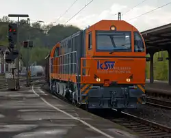   Die Lok 43 (92 80 1273 018-2 D-KSW)  der KSW (Kreisbahn Siegen-Wittgenstein) eine MaK G 2000 BB fährt am 23.04.2014 mit ihrem Übergabezug von Betzdorf/Sieg, via Siegen, nach Kreuztal.