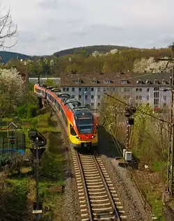 Der 5-teilige Flirt 429 044 / 544 der HLB (Hessischen Landesbahn) hat kurz zuvor (06.04.2014) den Hbf Siegen als RE99 / RE 40  